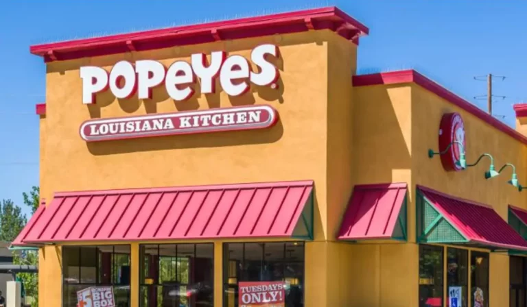 Exterior of a Popeyes Louisiana Kitchen restaurant, representing one of the 130 locations operated by Sailormen Inc., the franchisee that filed for bankruptcy in 2025.
